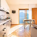Lory, Apartment